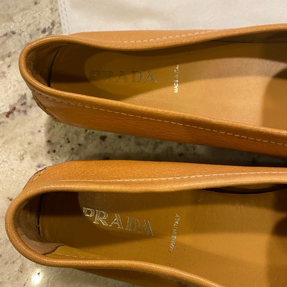 Prada tan leather pointed loafers / driving shoes w/ tassel tassle - Picture 4 of 8